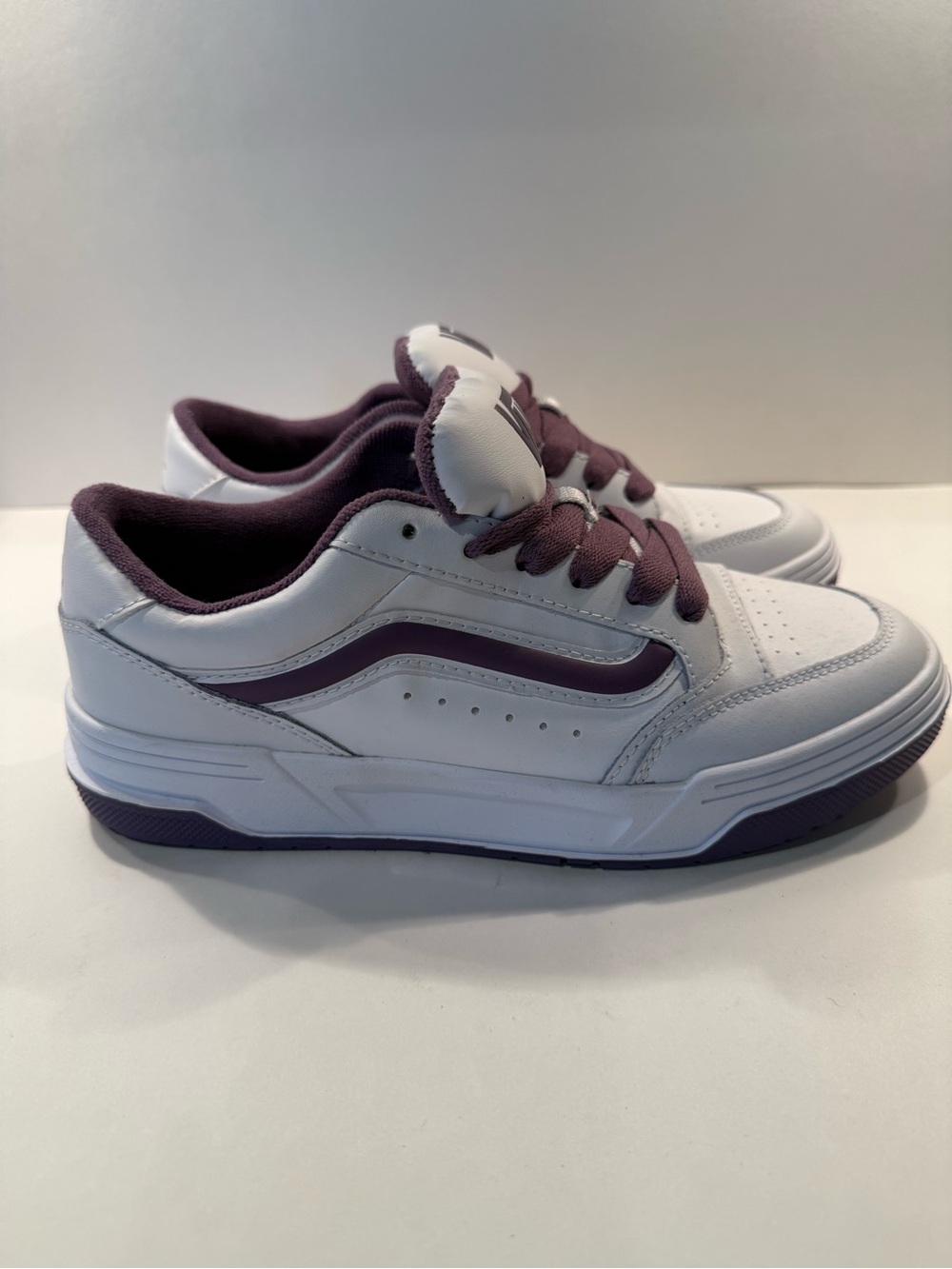 Like New Unisex White & Purple Vans Hylane Low Top Sneakers